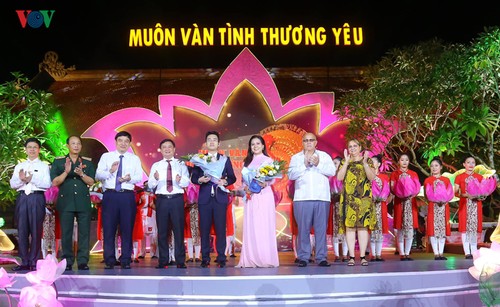 Chương trình Chính luận-Nghệ thuật “Muôn vàn tình thương yêu“: Xúc động và đặc sắc - ảnh 11