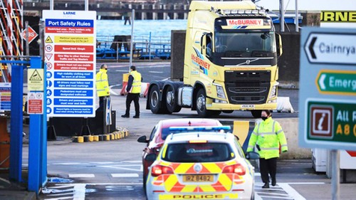 EU threatens legal action after UK unveils controversial law to override Northern Ireland Protocol - ảnh 1