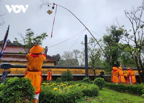 Neu pole lowering, seal opening ceremony celebrates new year - ảnh 1