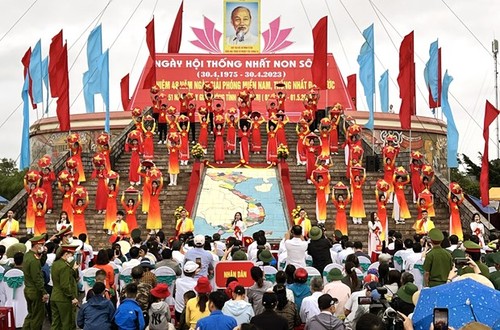 Quang Tri: Flag-raising ceremony marks National Reunification Day - ảnh 1