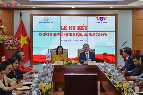 VOV, Red Cross Society sign coordination program - ảnh 1