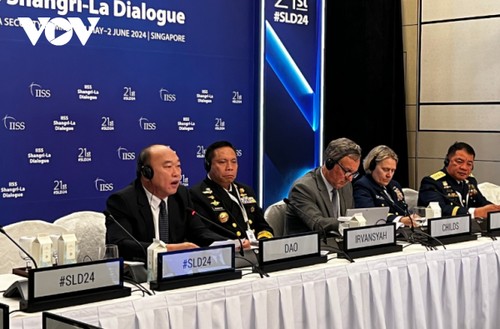 Defense Ministry delegation meets officials of countries, partner - ảnh 2