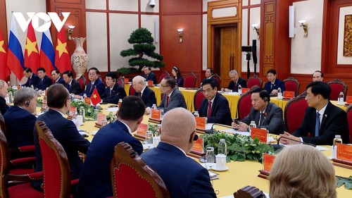 Party General Secretary Nguyen Phu Trong holds talks with Russian President Vladimir Putin - ảnh 1