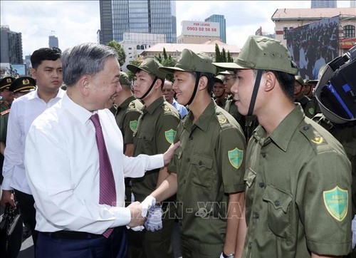 NA Chairman meets with voters in Hau Giang - ảnh 1