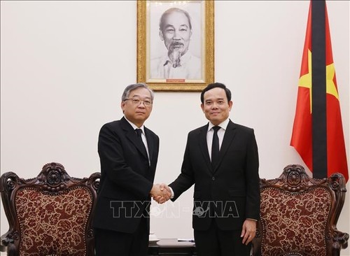 Deputy PM receives international delegations arriving to pay respect to late Party leader - ảnh 1