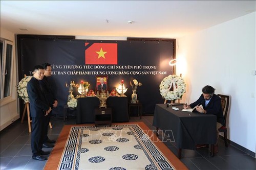 Respect-paying ceremonies for General Secretary Nguyen Phu Trong held in various countries - ảnh 2