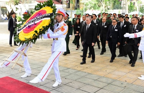 Foreign delegations, Vietnamese people pay respects to Party leader Nguyen Phu Trong - ảnh 3