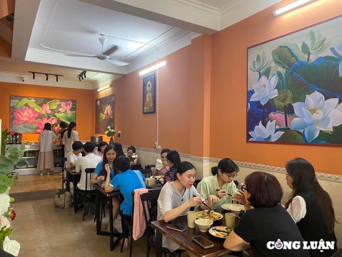 Vegetarian eateries come alive during Vu Lan season - ảnh 2