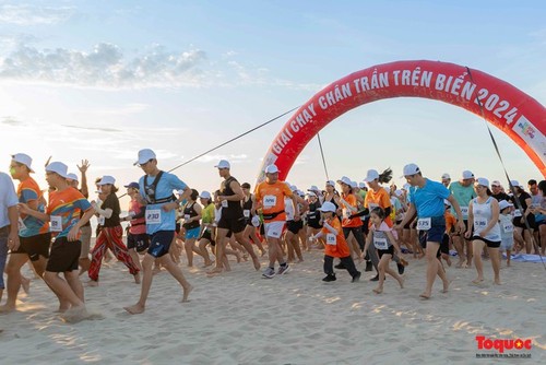 Nearly 1,000 joggers boost Da Nang beach tourism - ảnh 1