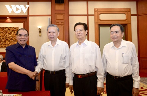 Top leader chairs gathering with incumbent, former Party and State officials - ảnh 1