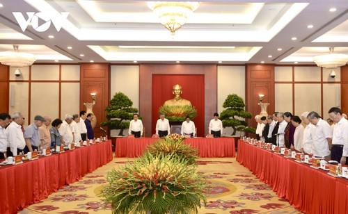 Top leader chairs gathering with incumbent, former Party and State officials - ảnh 2