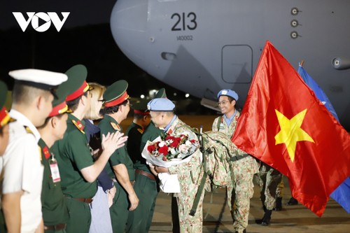 51 blue beret soldiers return home after their mission in South Sudan - ảnh 1