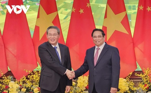 Vietnamese Prime Minister holds talks with Chinese Premier - ảnh 1