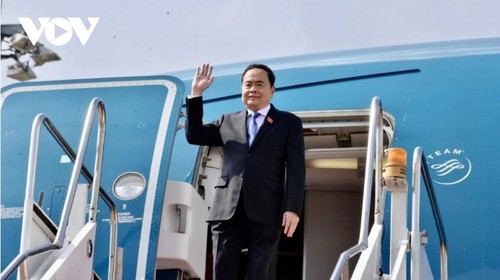 NA Chairman arrives in Vientiane for official visit to Laos, attendance at AIPA-45 - ảnh 1