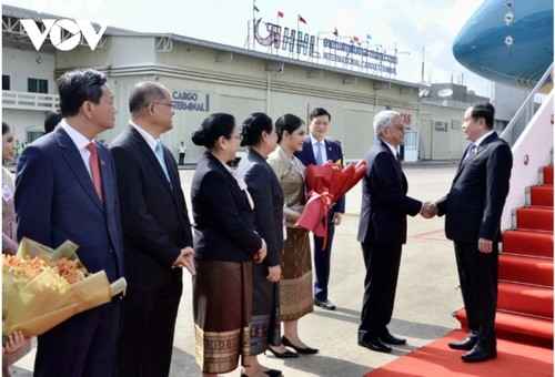 NA Chairman arrives in Vientiane for official visit to Laos, attendance at AIPA-45 - ảnh 2