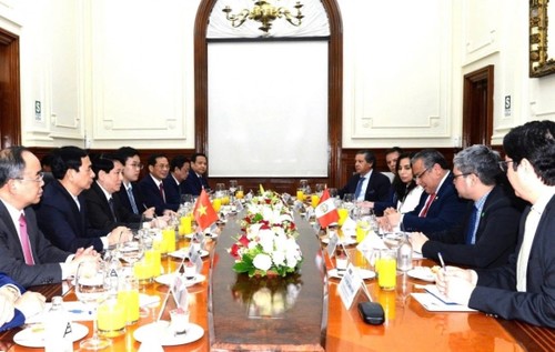 State President meets with President of Peruvian Council of Ministers in Lima - ảnh 1