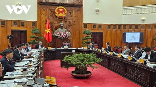 PM urges to develop modern urban railway systems in Hanoi, HCMC - ảnh 1