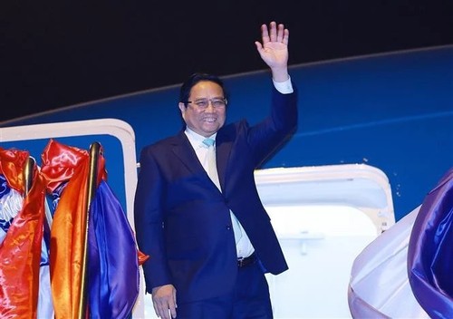 PM arrives in Hanoi, wrapping up successful working trip to Laos - ảnh 1