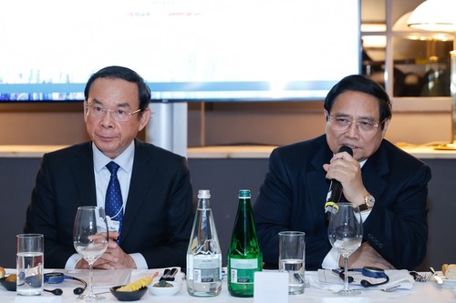 PM calls on partners to share experiences in int’l financial centre development - ảnh 1