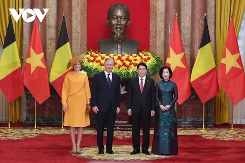 State President hosts welcome ceremony for King of Belgium - ảnh 2
