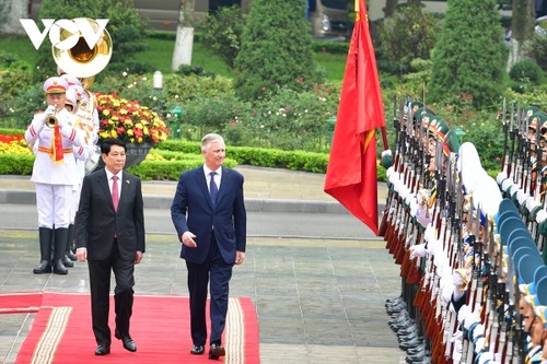 State President hosts welcome ceremony for King of Belgium - ảnh 1