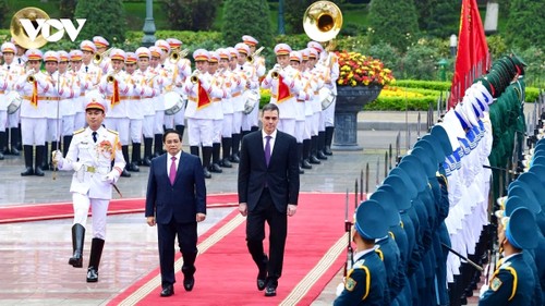PM hosts red-carpet welcome ceremony for Spanish counterpart - ảnh 1