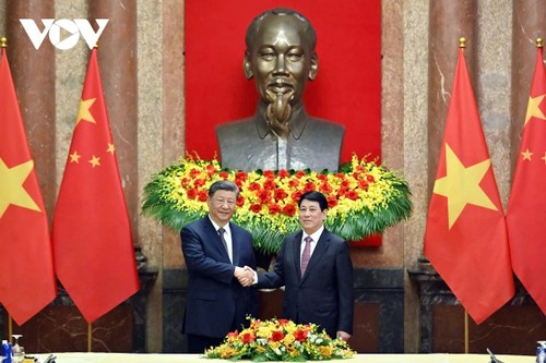Vietnamese State President holds talks with Chinese top leader - ảnh 1