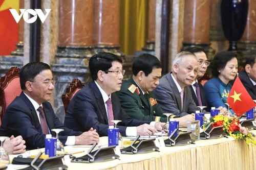 Vietnamese State President holds talks with Chinese top leader - ảnh 2