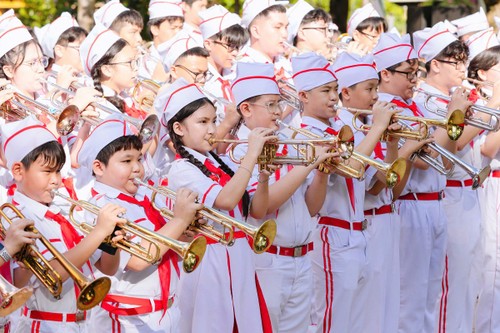 Youth brass bands celebrate 50 years of national liberation - ảnh 1