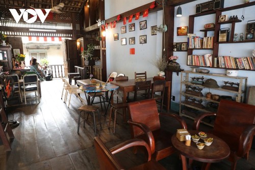 Coffee shops see revenue surge thanks to national flag decoration - ảnh 1