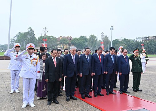 50th anniversary of national reunification: Party, State leaders pay homage to Presidents Ho Chi Minh - ảnh 1
