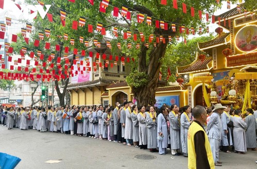 Massive crowds fill Hanoi in reverence of Buddha’s relics - ảnh 1