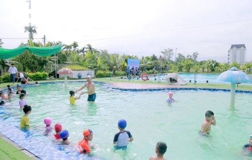 Quang Ninh offers free swimming lessons to rural children - ảnh 1