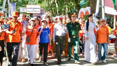 Over 5,000 join walk for victims of Agent Orange/Dioxin - ảnh 1