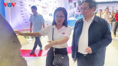 Prime Minister impressed by historic loudspeaker at VOV exhibit - ảnh 1
