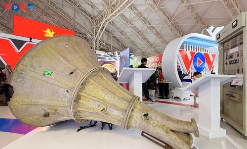 Prime Minister impressed by historic loudspeaker at VOV exhibit - ảnh 2