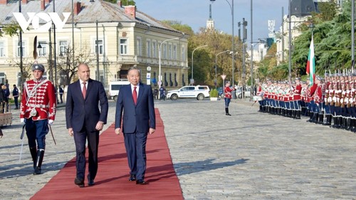 Official welcome ceremony held for Vietnamese Party chief in Bulgaria - ảnh 2