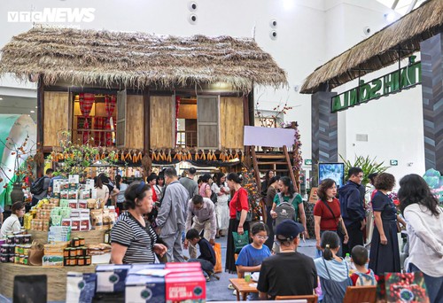 2025 Autumn Fair draws large crowds - ảnh 1