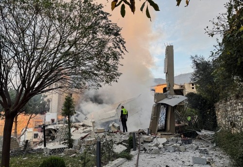 Middle east tension: Israel announces airstrikes on Hezbollah targets in Lebanon - ảnh 1