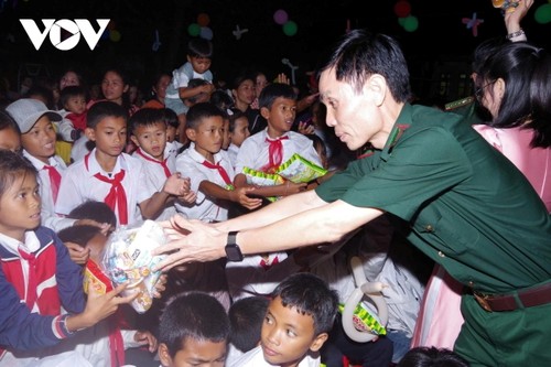 “Saturday in the village” program bonds soldiers and border residents - ảnh 4
