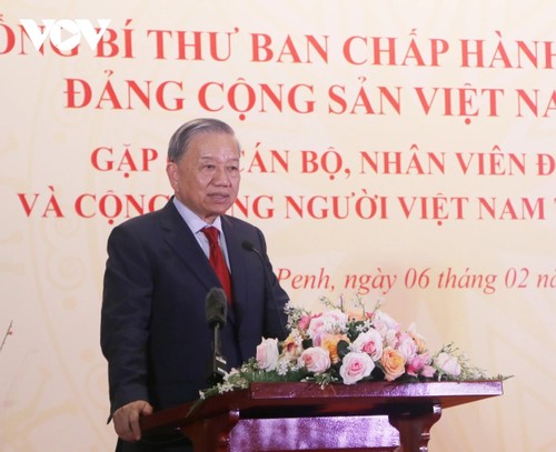Party Chief meets Vietnamese community in Cambodia - ảnh 2