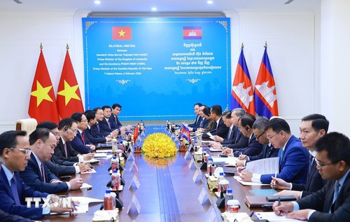 Party Chief meets Vietnamese community in Cambodia - ảnh 5