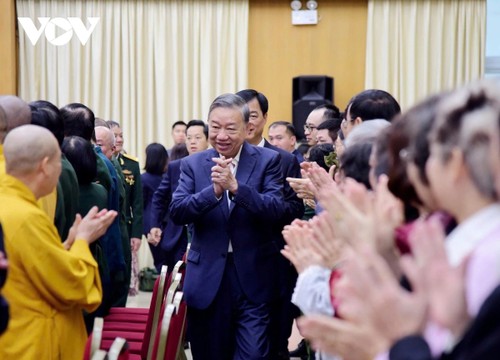 Party leader outlines strategic directions in meeting with Hanoi voters - ảnh 1