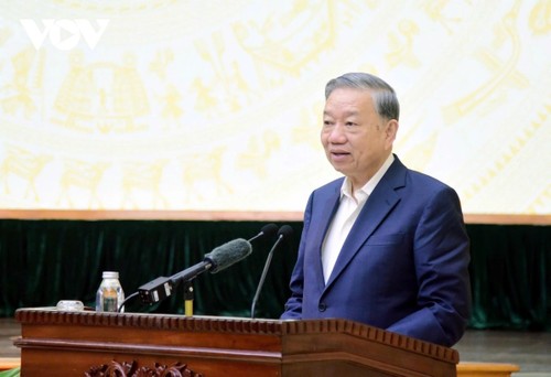 Party leader outlines strategic directions in meeting with Hanoi voters - ảnh 3