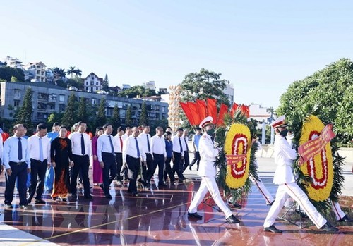 缅怀为祖国独立、自由和领土完整而永远倒下的历代英雄烈士 - ảnh 1