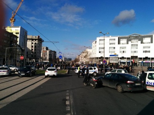 3 taken hostage in Paris suburb  - ảnh 1