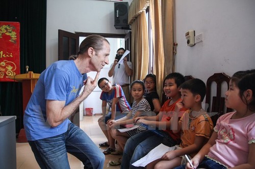 US war veteran opens free English classes in Hanoi - ảnh 2