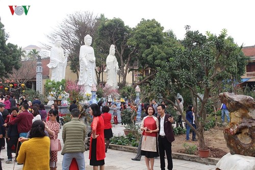 Lunar New Year visit to pagodas embraces Vietnam’s Tet tradition  - ảnh 1