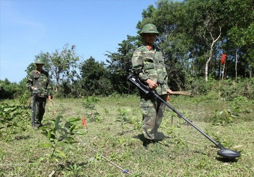 Vietnam, RoK address post-war bombs, mines - ảnh 1