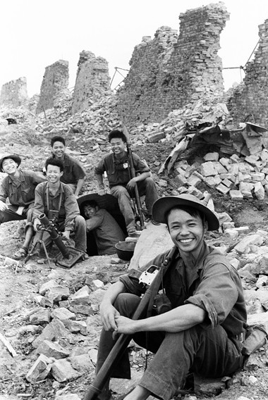 La sonrisa de soldados en la guerra - ảnh 1